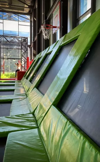 12 наклонных батутов